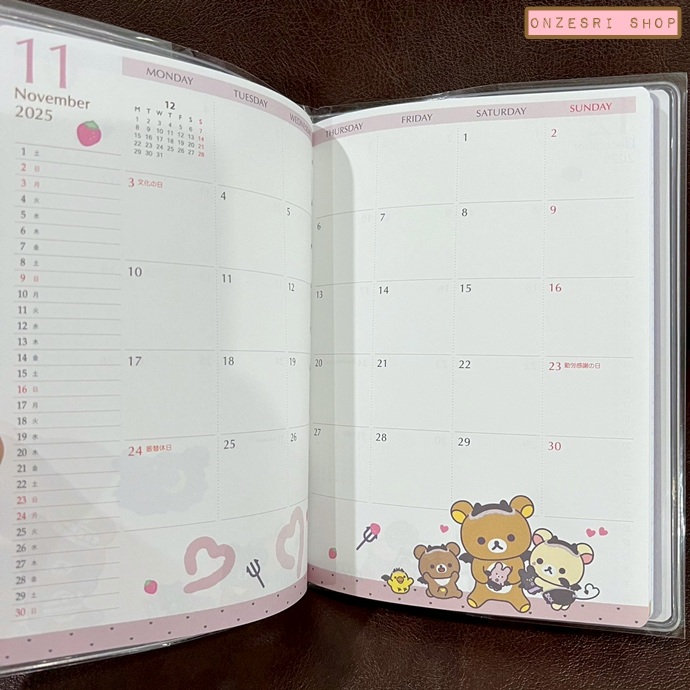 สมุด 2026 Schedule Book เล่มกลาง B6 ลาย Rilakkuma Bubbles สีม่วง ขนาด 18.6 x 13.2 x 0.6 ซม. (64 หน้า) มีให้จดตั้งแต่เดือน 10/2025 - 3/2027 เป็นปฎิทินแบบ monthly ช่องกลาง