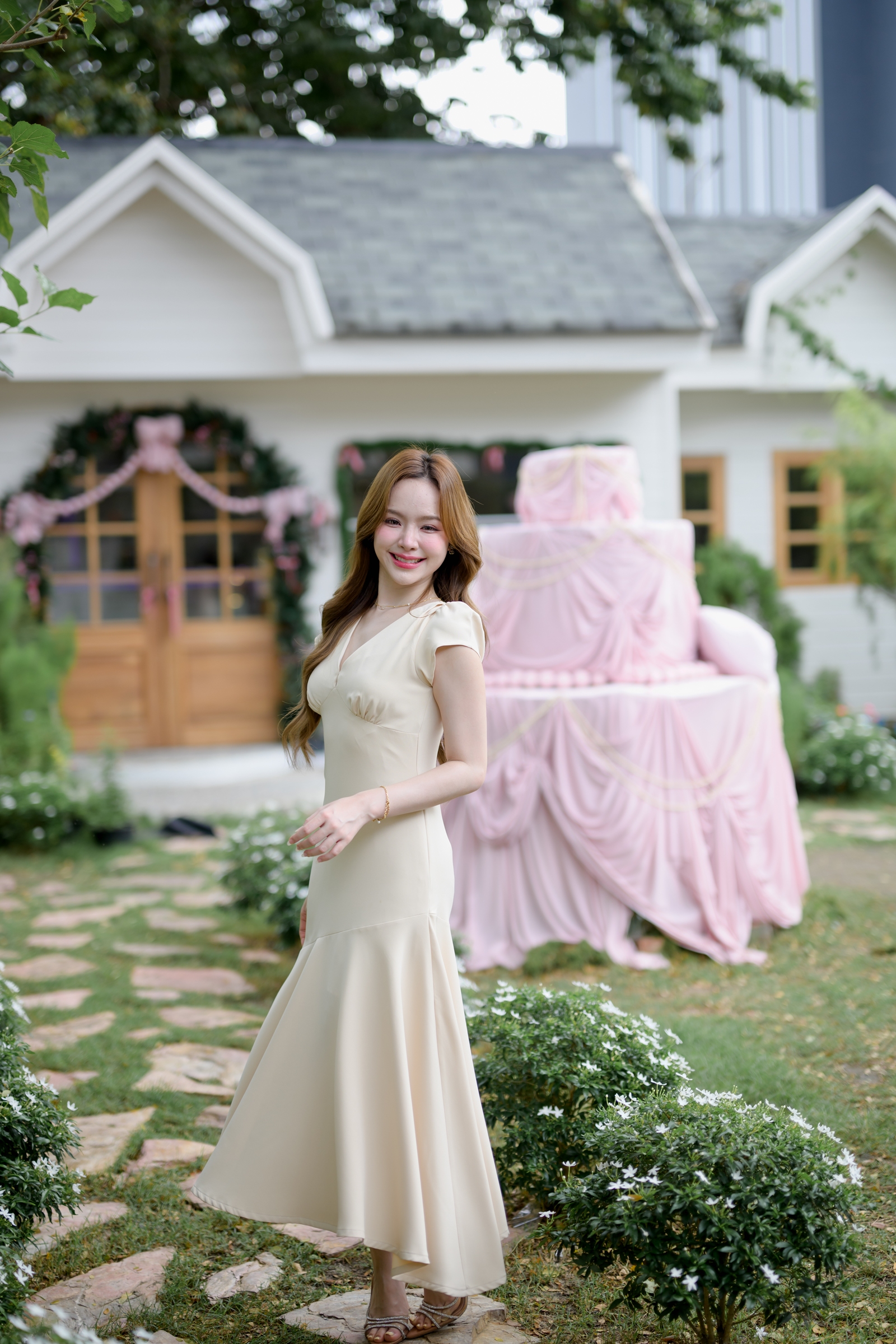 Petal Sway Maxi Dress : สีครีม