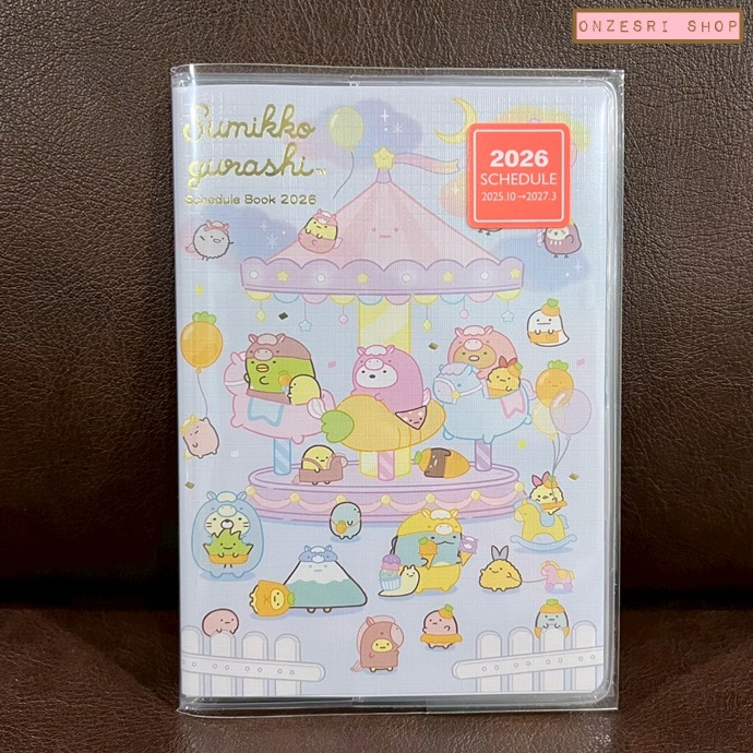 สมุด 2026 Schedule Book เล่มกลาง A6 ลาย Sumikko Gurashi Amusement Park ขนาด 10.8 x 15.5 x 0.5 ซม. (64 หน้า) มีให้จดตั้งแต่เดือน 10/2025 - 3/2027 เป็นปฎิทินแบบ monthly ช่องกลาง มีหน้าว่างให้เขียน