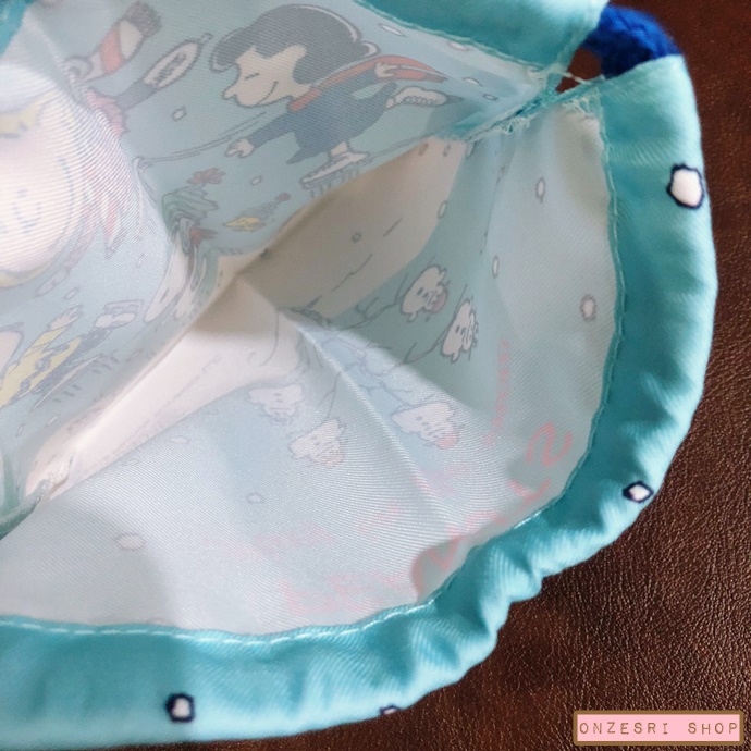 ถุงผ้ารูดเชือก Snoopy for Christmas - Peanuts Play in the Snow สีฟ้า ขนาด 18.5 x 20.5 ซม.