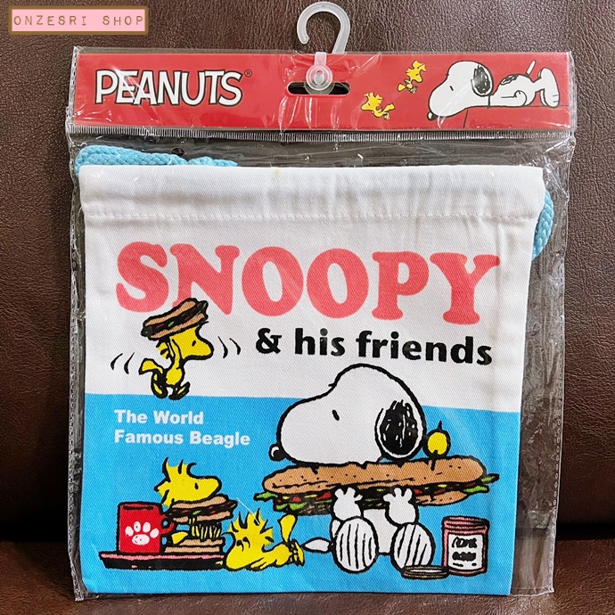 กระเป๋ารูดเชือก Snoopy & His Friends ลาย Lunch สีขาวฟ้า ขนาด 20 x 20 ซม. มีตำหนิจุดเหลืองขึ้นที่ผ้าสองที่ ที่ด้านบนปากกระเป๋า