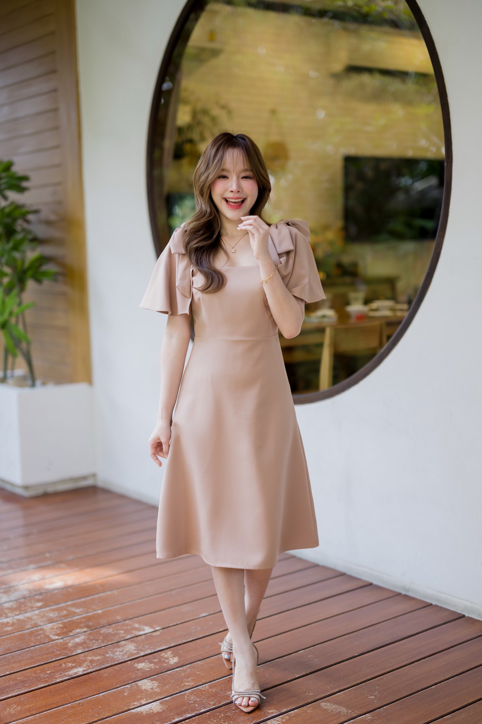 Bellette Bow Shoulder Dress : สีโอวัลติน