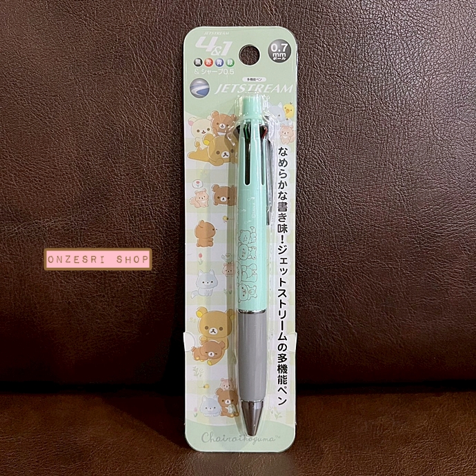 ปากกา Jetstream 4+1 ลาย Rilakkuma Friends of Chairoikoguma เป็นปากกาหมึก 4 สี ดำ แดง เขียว น้ำเงิน 0.7 และเป็นดินสอกดในแท่งเดียวกัน