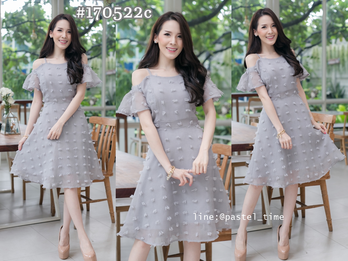 Nametha Sweet Off-shoulder Dress : สีเทา