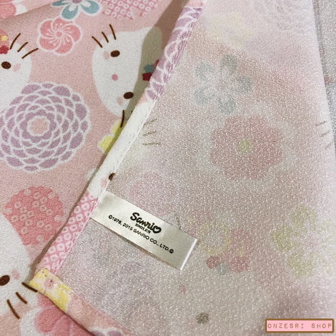 ผ้าห่อของ Hello Kitty Furoshiki (Limited) ขนาด 46 x 46 ซม. ใช้ห่อของ หรือใช้งานอเนกประสงค์ได้ ไม่มีวางขายทั่วไป เป็นแบบต้องลุ้นกับทางหน้าร้าน Sanrio ที่ญี่ปุ่นเท่านั้น