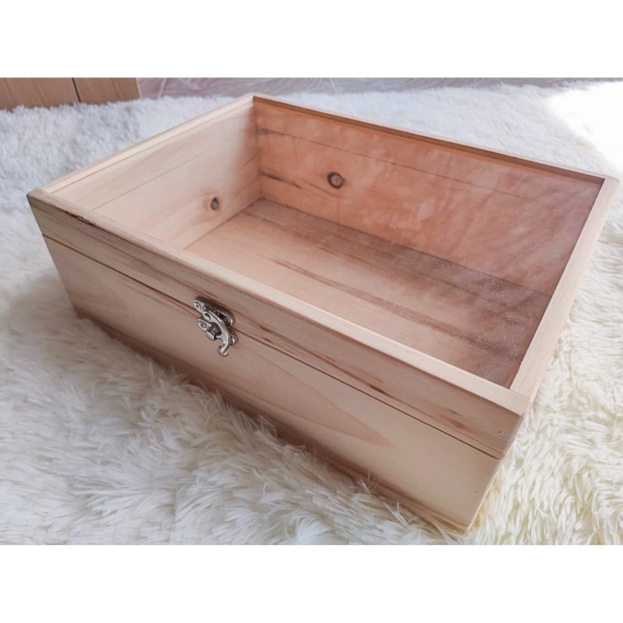 กล่องไม้สนฝากระจก (Wooden box with glass lid)