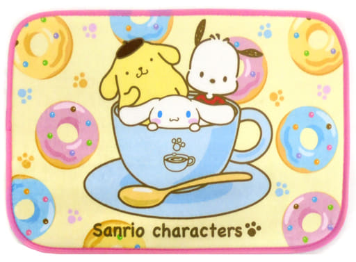 พรม Sanrio Characters Atakuji แบบ Pochacco x Cinnamoroll x Pompompurin ขนาด 60 x 40 ซม. ใช้ทำเป็นที่รองนั่งได้ ไม่มีวางขายทั่วไป เป็นแบบต้องลุ้นกับทางหน้าร้าน Sanrio ที่ญี่ปุ่นเท่านั้น