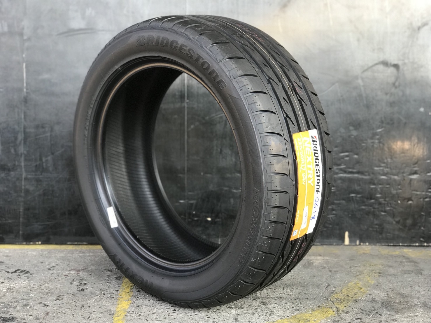 BRIDGESTONE NEXTRY 215/55-17 ยางใหม่