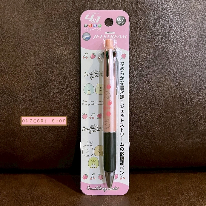 ปากกา Jetstream 4+1 ลาย Sumikko Gurashi (Fruit สีชมพู) เป็นปากกาหมึก 4 สี ดำ แดง เขียว น้ำเงิน หัว 0.7 และเป็นดินสอกดในแท่งเดียวกัน