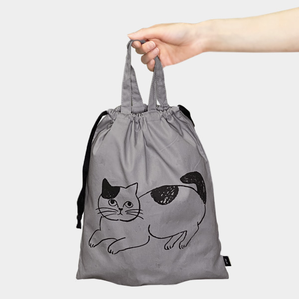 กระเป๋า Drawstring Tote Bag ลาย Doux & Tree สีเทา ผลงานจากคุณ Miyuki Matsuo ศิลปินญี่ปุ่น ขนาด 29.5 x 34 ซม. หูยาว 26.5 ซม. เป็นผ้า cotton