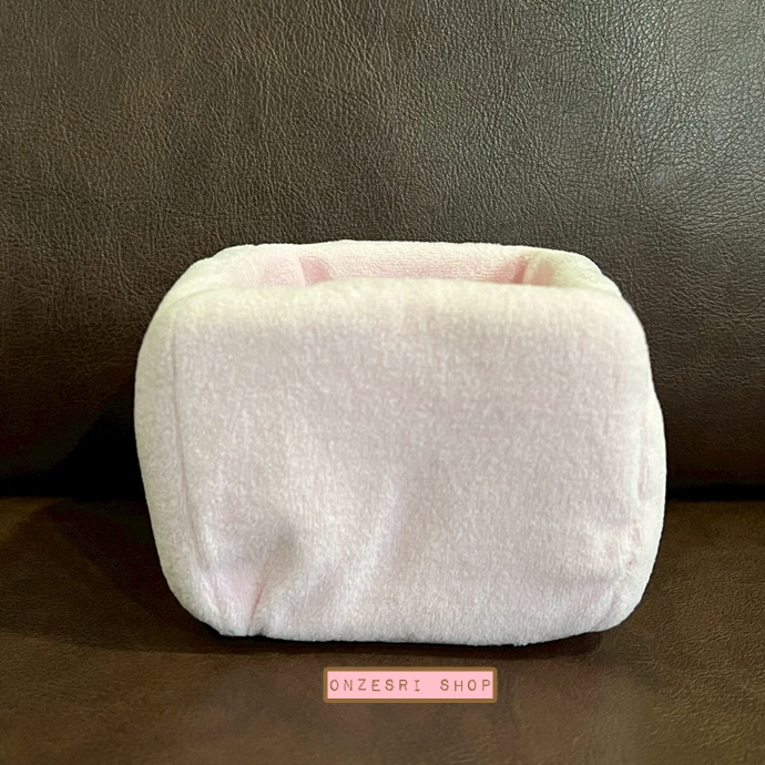 ที่ใส่ของ My Melody Rose ใส่ของเล็กน้อย เครื่องเขียน มือถือ ได้ ไม่มีขายทั่วไป เป็นแบบต้องลุ้นกับทางหน้าร้าน Sanrio ที่ญี่ปุ่นเท่านั้น ขนาด 10 x 9 x 9 ซม.