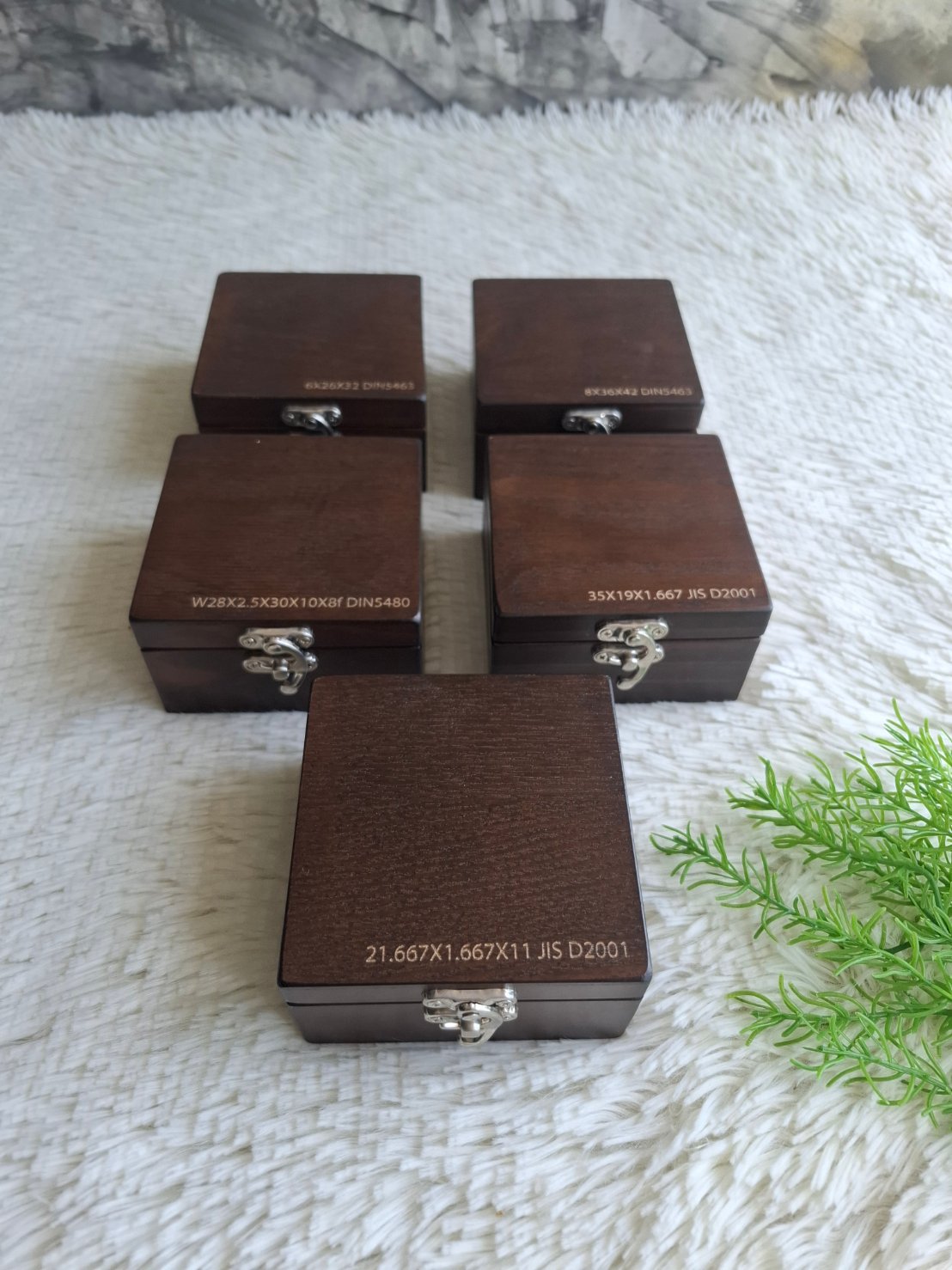 กล่องไม้สนฝาล็อคสัวอลนัท