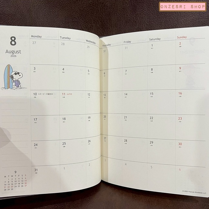 สมุด 2026 Schedule Book เล่มหนา B6 ลาย Snoopy Peanuts Living Room ขนาด 13.5 x 18.8 x 1.1 ซม. (176 หน้า) มีให้จดตั้งแต่เดือน 10/2025 - 12/2026 เป็นปฎิทินแบบ monthly & weekly