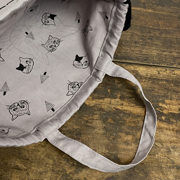 กระเป๋า Drawstring Tote Bag ลาย Doux & Tree สีเทา ผลงานจากคุณ Miyuki Matsuo ศิลปินญี่ปุ่น ขนาด 29.5 x 34 ซม. หูยาว 26.5 ซม. เป็นผ้า cotton