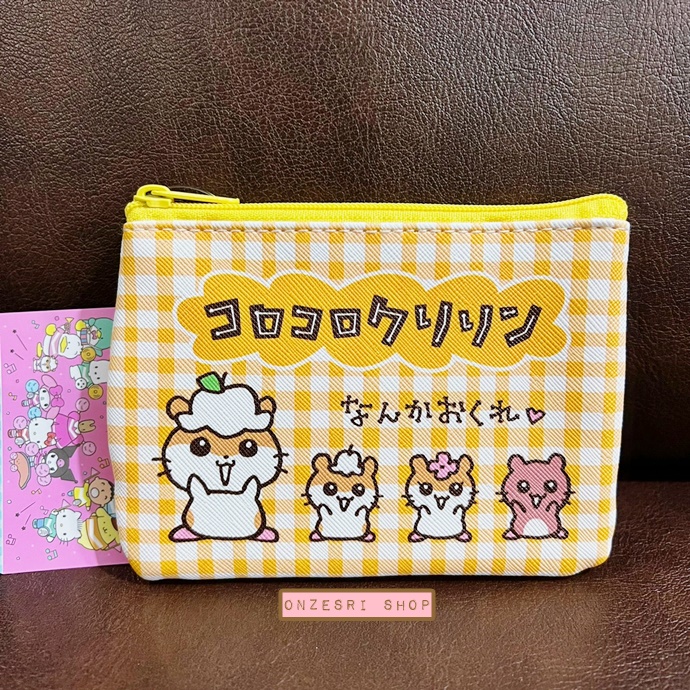 กระเป๋า Sanrio Characters Retro Collection Pouch & Tissue Case แบบ Corocoro Kuririn ด้านหลังใส่ทิชชู่ได้ มีซิปปิดเปิด ขนาด 13 x 9.5 x 0.7 ซม. ทำจาก PVC