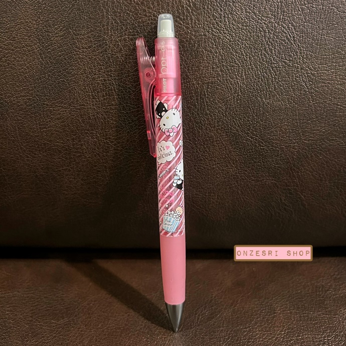 ดินสอกด Pilot Opt. ลาย Hello Kitty สีชมพูลายทาง สะดวกตรงการเขย่าไส้ได้แทนการกด ตรงคลิปที่หนีบเป็นแบบกด หนีบได้แน่น ไม่หลุดง่าย