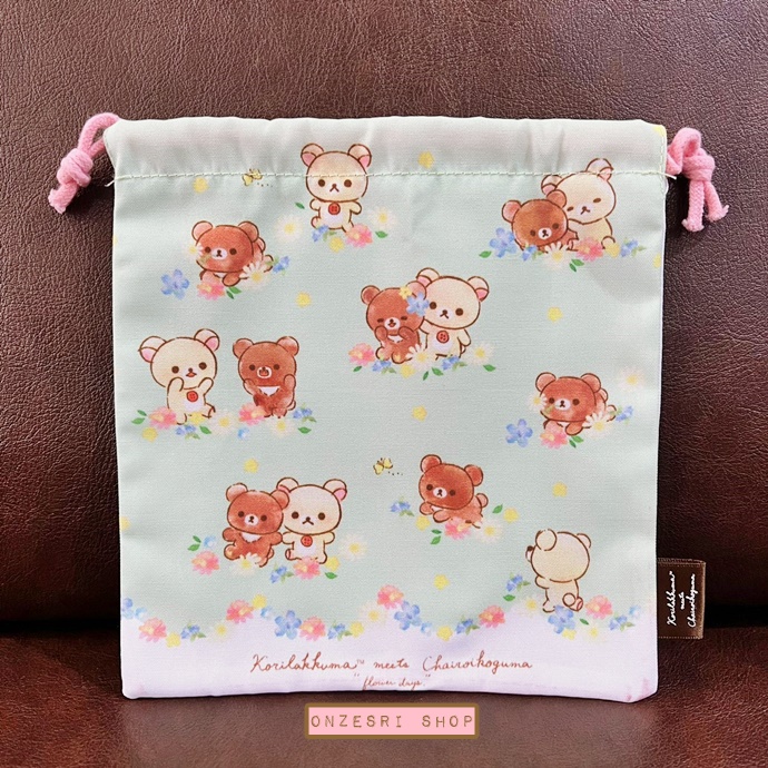 กระเป๋ารูดเชือก Korilakkuma meets Chairoikoguma สีเขียว ขนาด 20 x 19.5 ซม.