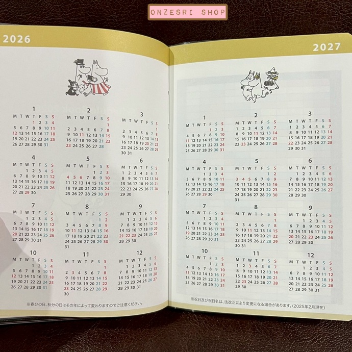 สมุด 2026 Schedule Book เล่มเล็ก B7 ลาย Moomin Dining ขนาด 8.9 x 13.4 ซม. (64 หน้า) มีให้จดตั้งแต่เดือน 10/2025 - 12/2026 เป็นปฎิทินแบบ monthly