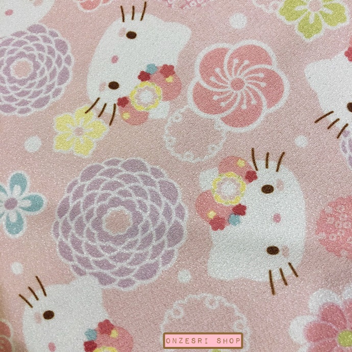 ผ้าห่อของ Hello Kitty Furoshiki (Limited) ขนาด 46 x 46 ซม. ใช้ห่อของ หรือใช้งานอเนกประสงค์ได้ ไม่มีวางขายทั่วไป เป็นแบบต้องลุ้นกับทางหน้าร้าน Sanrio ที่ญี่ปุ่นเท่านั้น