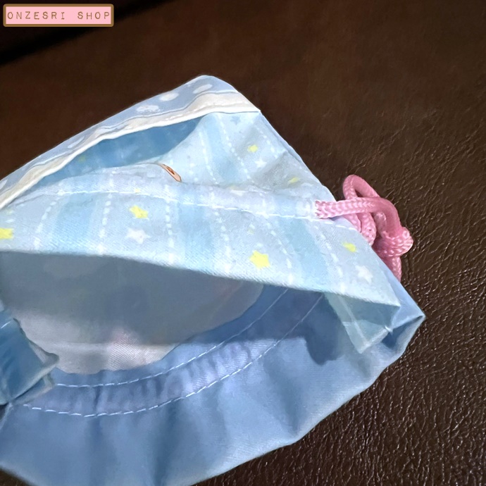 กระเป๋า Sylvanian Families Outing Pouch & Tote Bag แบบ Futon (Blue) ทำจากผ้า ขนาด 11 x 14.5 ซม. ตรงลายทำเป็นฉากเอาไว้เล่นกับตัวตุ๊กตาได้ มีช่องสำหรับใส่ตุ๊กตา