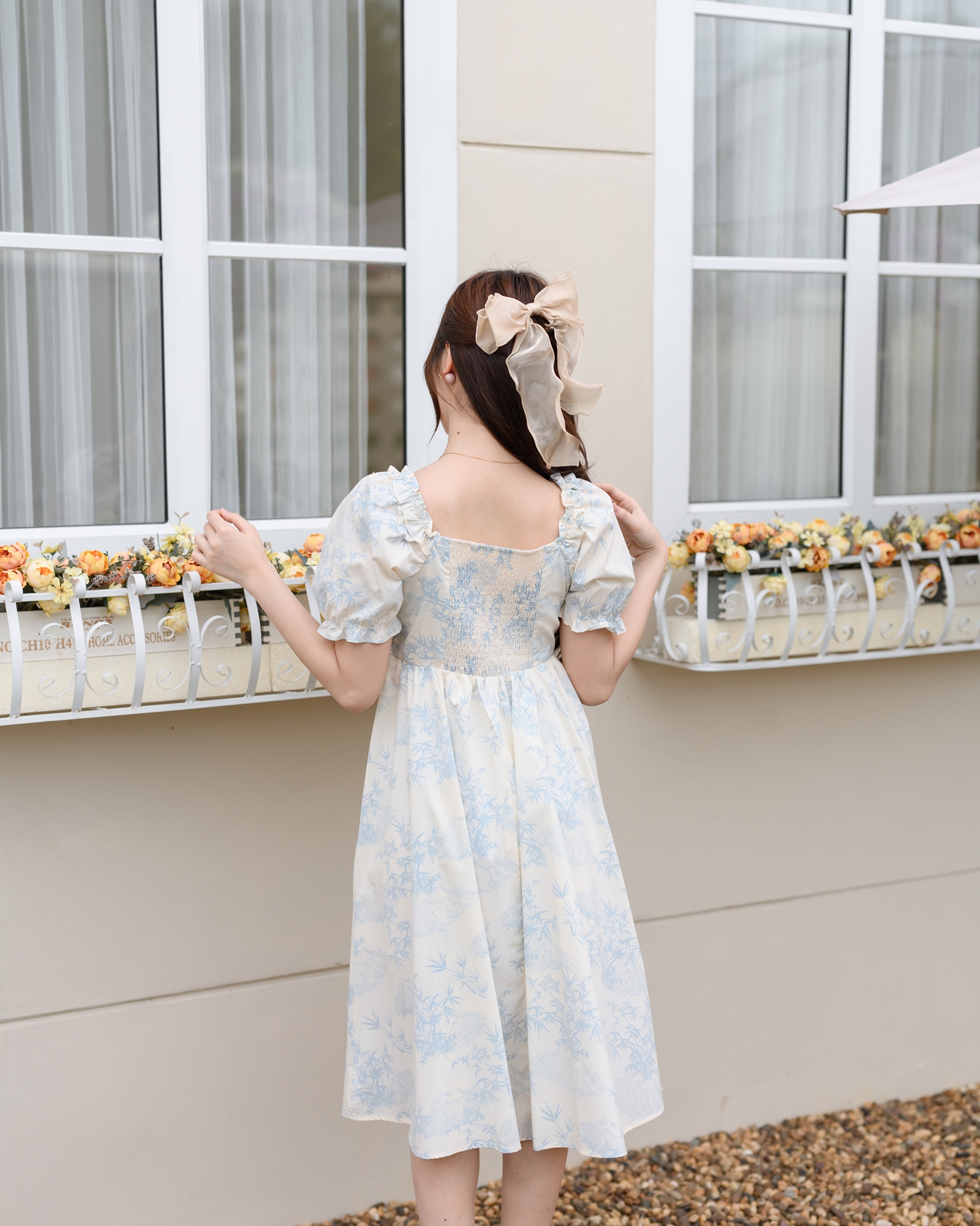 Ellie Leaves Dress เดรสกระดุมจีนลายใบไม้สีฟ้าบนพื้นสีครีม