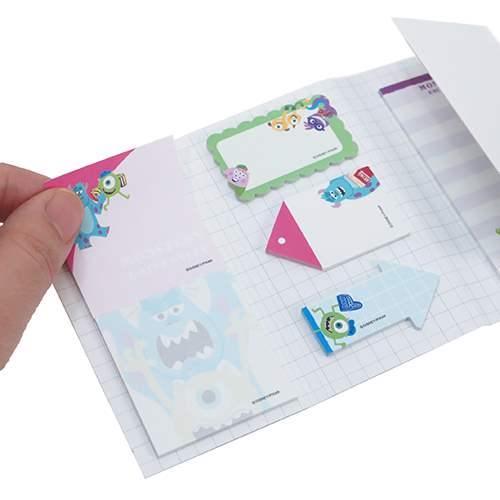 Slim Book Marker จาก Disney Japan แบบ Monster University ใช้คั่นหน้าหรือแปะเขียนข้อความได้ มีกาวด้านหลัง ขนาดเล่มเมื่อกางออก 21.5 x 9.3 ซม. มี 12 ลายด้านใน รวม 180 แผ่น