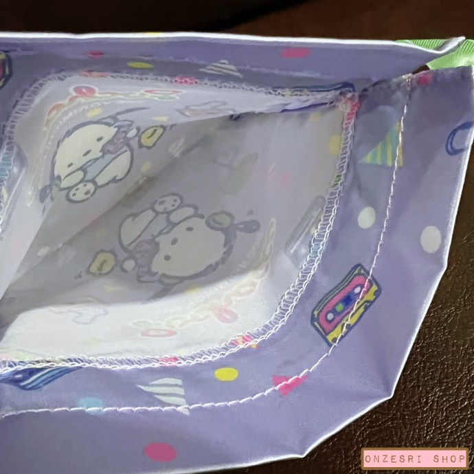 กระเป๋ารูดเชือก Sanrio 80s สีสดใส ลาย Pochacco สีม่วง เป็นเหมือนผ้าลื่น ๆ ขนาด 15 x 16 ซม.