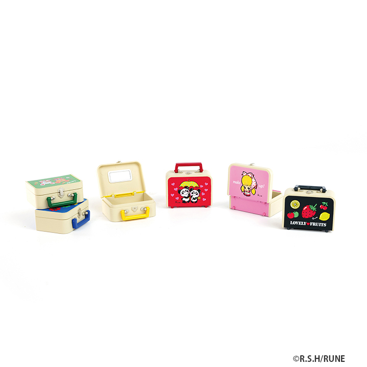 โมเดลกระเป๋าเดินทางวินเทจ Rune's Odekake Trunk Collection ด้านในมีกระจกเล็ก เปิดใส่ของได้นิดหน่อย ขนาด 4.5 x 3 x 2 ซม. มี 6 แบบให้เลือก
