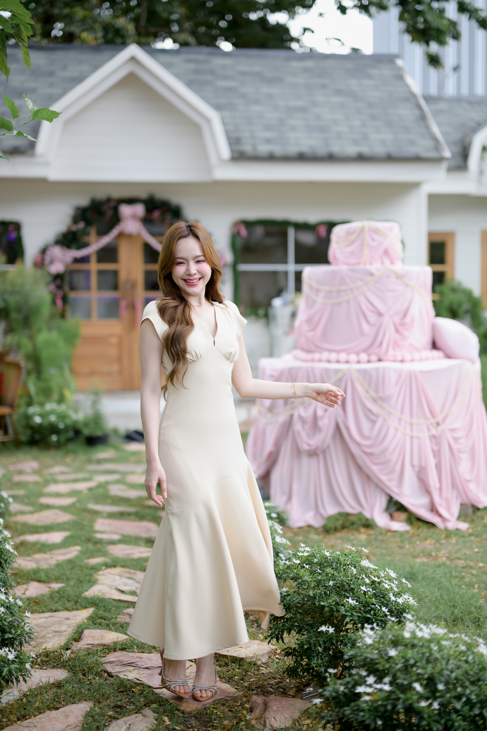 Petal Sway Maxi Dress : สีครีม