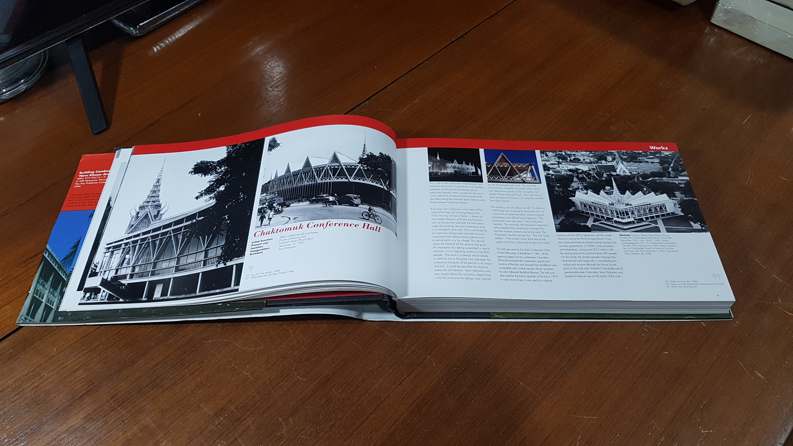 BUILDING CAMBODIA : 'NEW KHMER ARCHITECTURE' 1953 - 1970 / Helen Grant Ross, Darryl Leon Collins