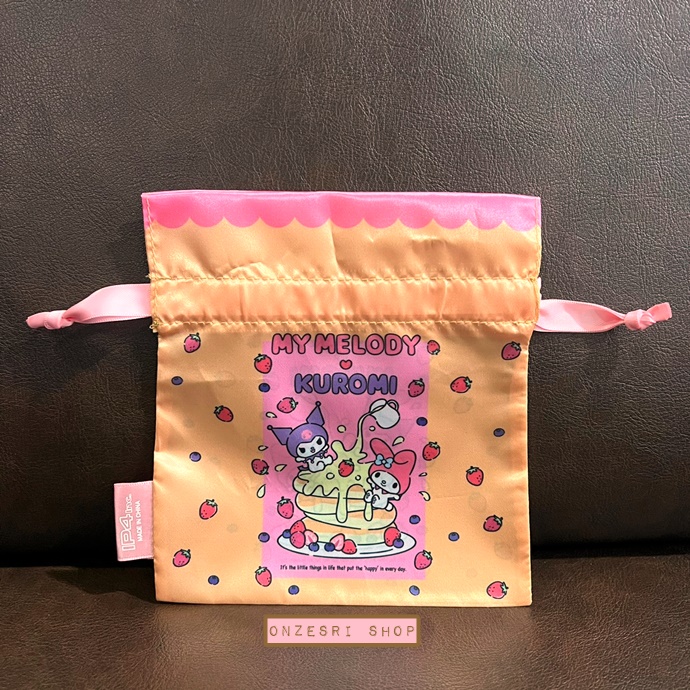 กระเป๋ารูดเชือก Sanrio Happy Everyday Drawstring Collection เป็นเหมือนผ้าลื่น ๆ ขนาด 15 x 16 ซม. มี 6 แบบให้เลือก