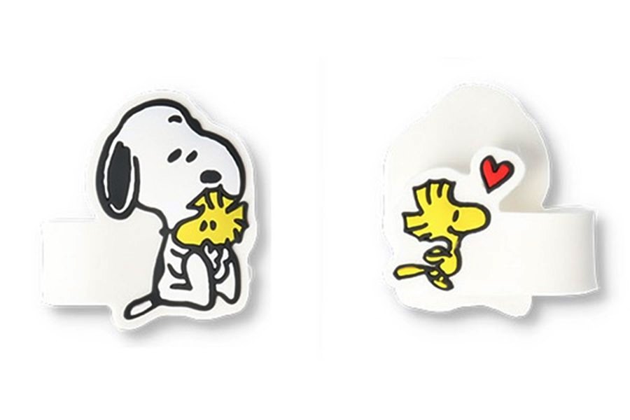 Snoopy Peanuts Multi Band แบบสีขาว ขนาด 4.6 x 9.2 x 0.5 ซม. ทำจาก PVC ใช้พันสาย เก็บสายต่าง ๆ ได้