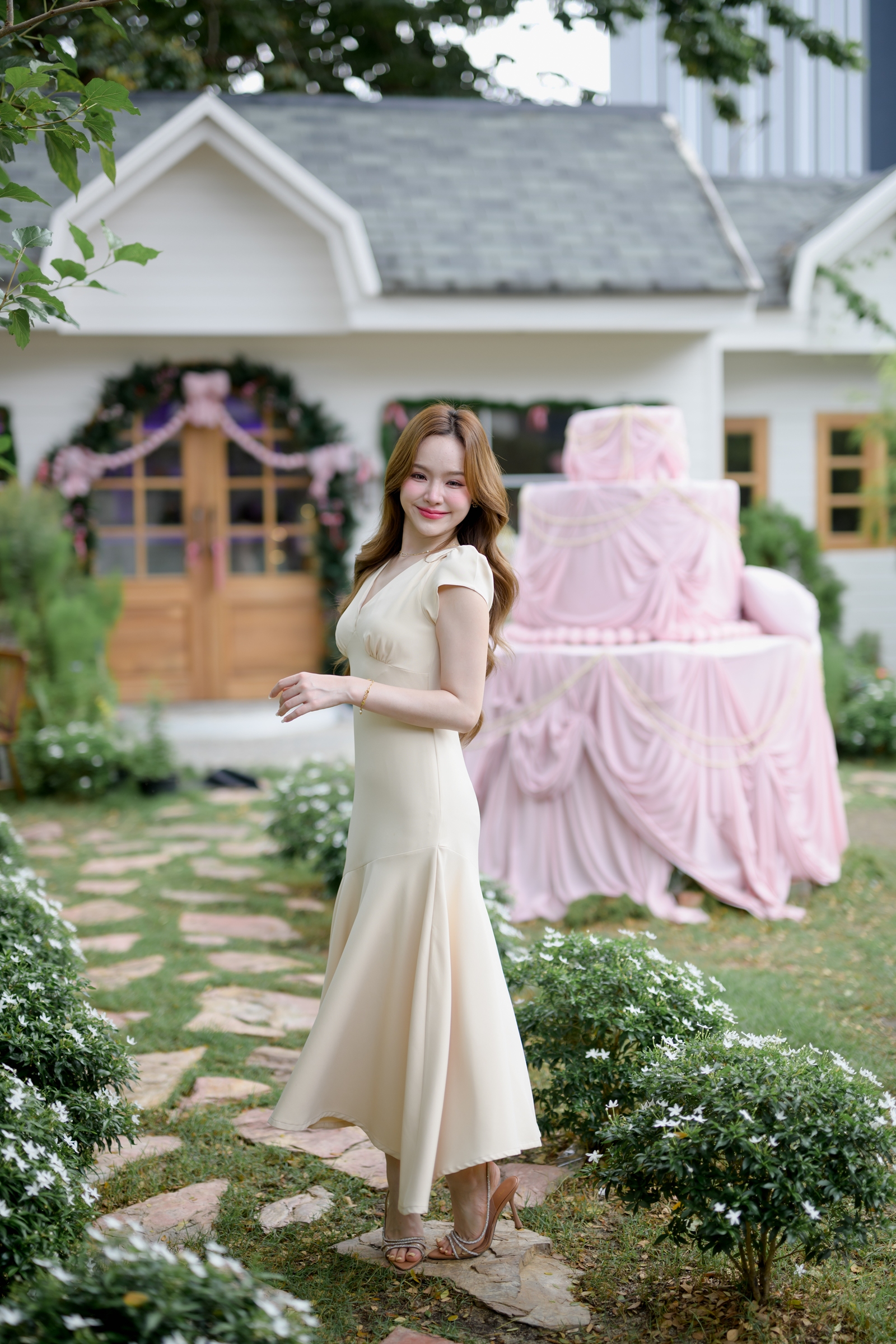 Petal Sway Maxi Dress : สีครีม