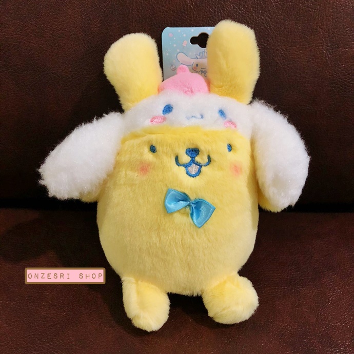 พวงกุญแจตุ๊กตา Cinnamoroll 20th Anniversary x Pompompurin ขนาด 14 x 15 x 10 ซม.