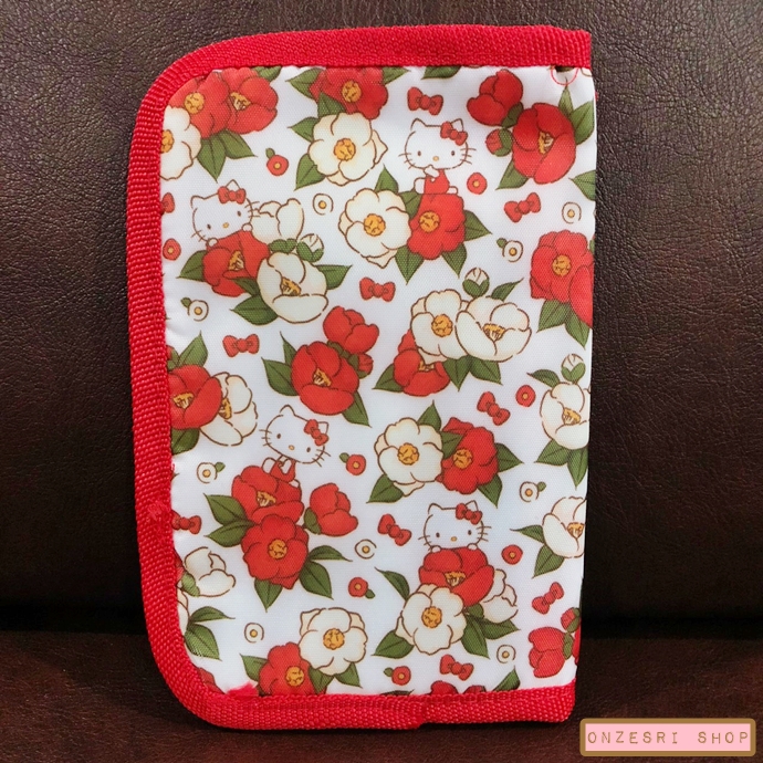 ที่ใส่ของอเนกประสงค์ Ito Yokado x Hello Kitty 2020 (Limited) Multi Case เป็นลายดอกสึบากิสีแดง ใส่บัตร สมุดธนาคารได้ ขนาด 18 x 24 ซม.