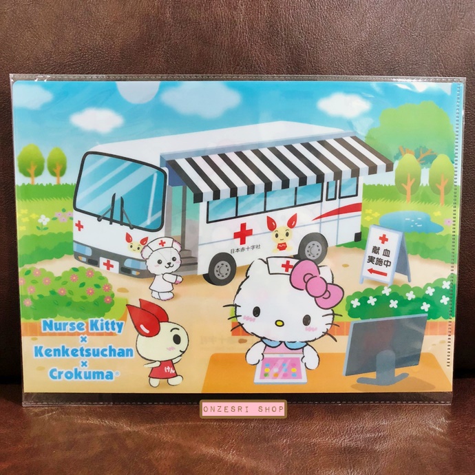 แฟ้ม A4 Hello Kitty x Japanese Red Cross Society (Limited) แบบ Nurse Kitty x Kenketsuchan x CroKuma สีฟ้าลายรถเคลื่อนที่ เป็นของที่ทาง Sanrio Japan ทำร่วมกับสภากาชาดญี่ปุ่น ไม่มีขายทั่วไป
