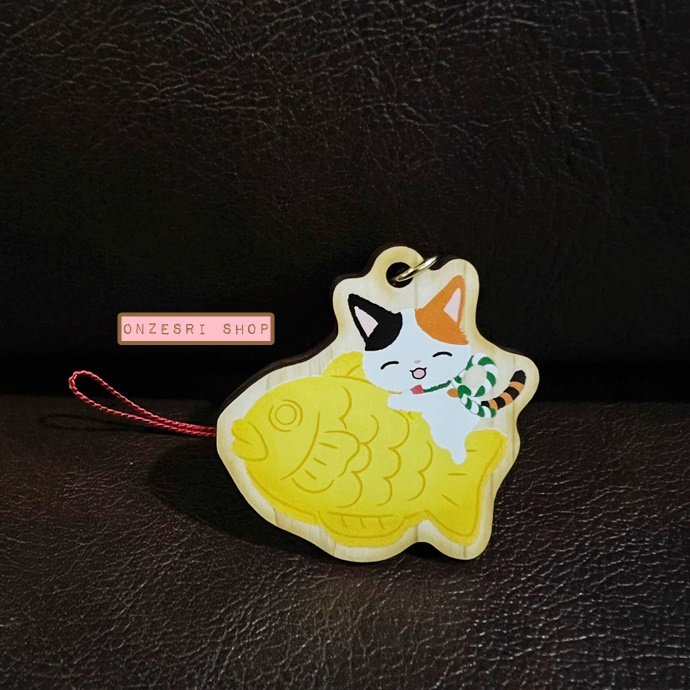 พวงกุญแจ/ที่ห้อยมือถือ Kabuki Nyantaro 5th Anniversary (Sanrio Japan Limited) แบบอยู่บนปลาไทยากินำโชค ทำจากไม้ ขนาด 5.5 ซม.