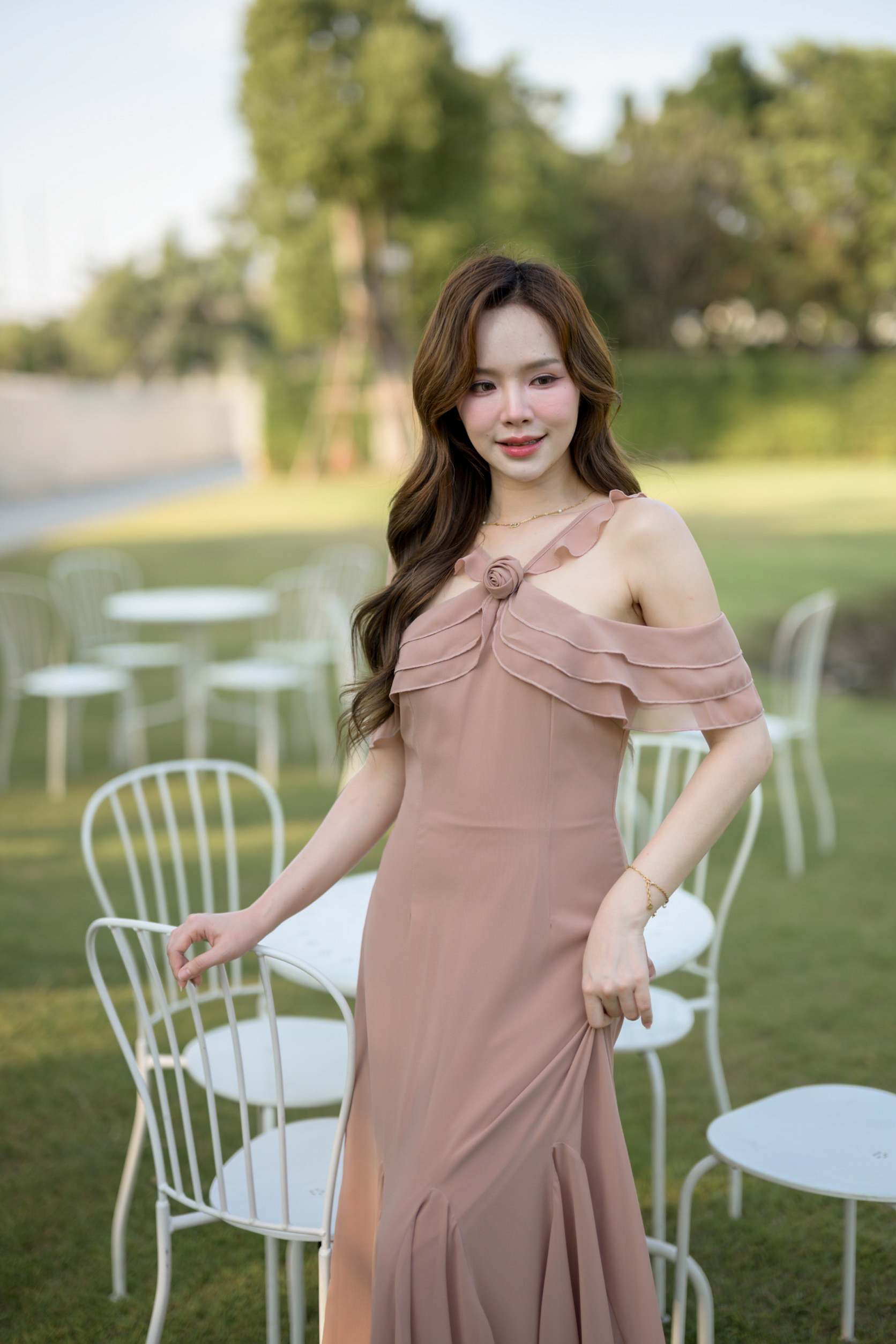 Fay Off-Shoulder Maxi Dress – Ovaltine สีโอวัลติน