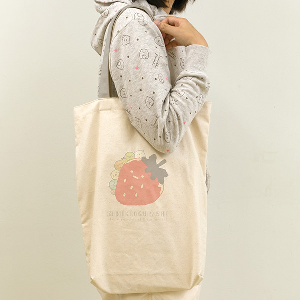 กระเป๋าสะพาย Sumikko Gurashi Strawberry Fair Tote Bag ขนาด 41 x 37 x 10 ซม.