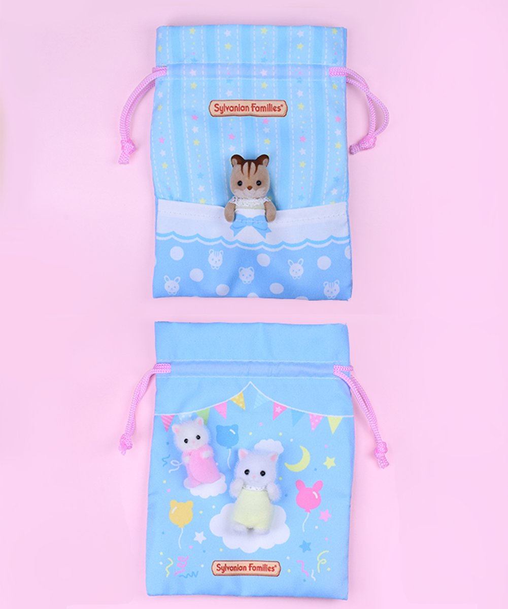 กระเป๋า Sylvanian Families Outing Pouch & Tote Bag แบบ Futon (Blue) ทำจากผ้า ขนาด 11 x 14.5 ซม. ตรงลายทำเป็นฉากเอาไว้เล่นกับตัวตุ๊กตาได้ มีช่องสำหรับใส่ตุ๊กตา