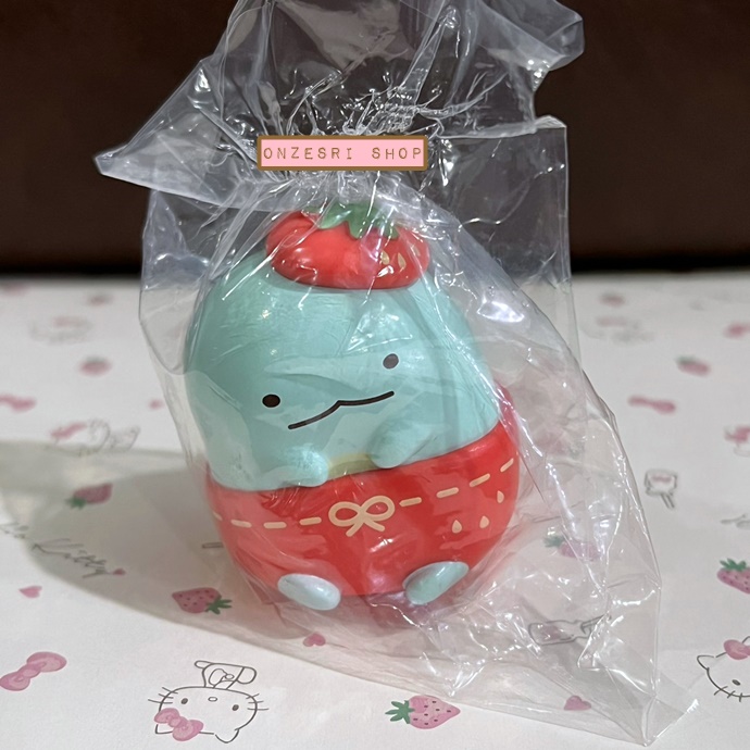 โมเดล Sumikko Gurashi Strawberry Fair at Kissa Sumikko ขนาด 5.5 x 4.5 ซม. ตัวใหญ่ ตั้งได้ มี 5 แบบให้เลือก