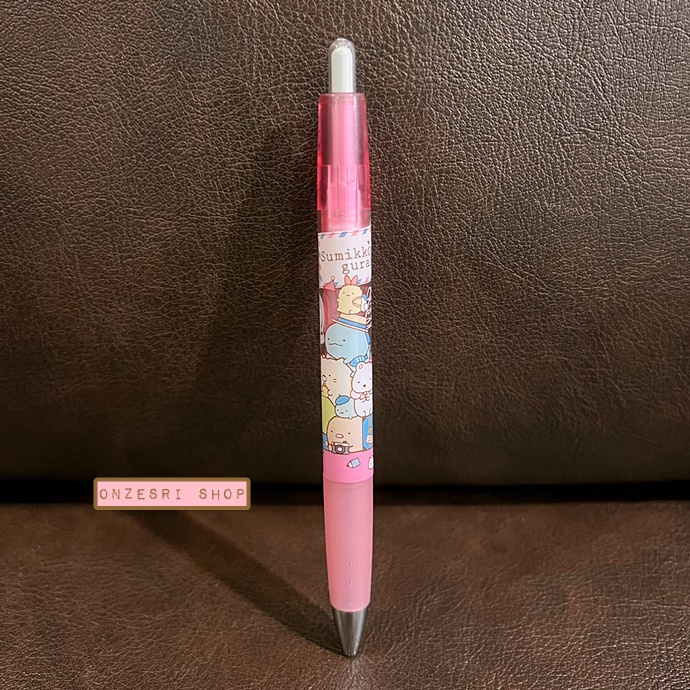 ปากกาหมึกดำ Pilot Opt. ลาย Sumikko Gurashi Travel สีชมพู ตรงคลิปที่หนีบเป็นแบบกด หนีบได้แน่น ไม่หลุดง่าย
