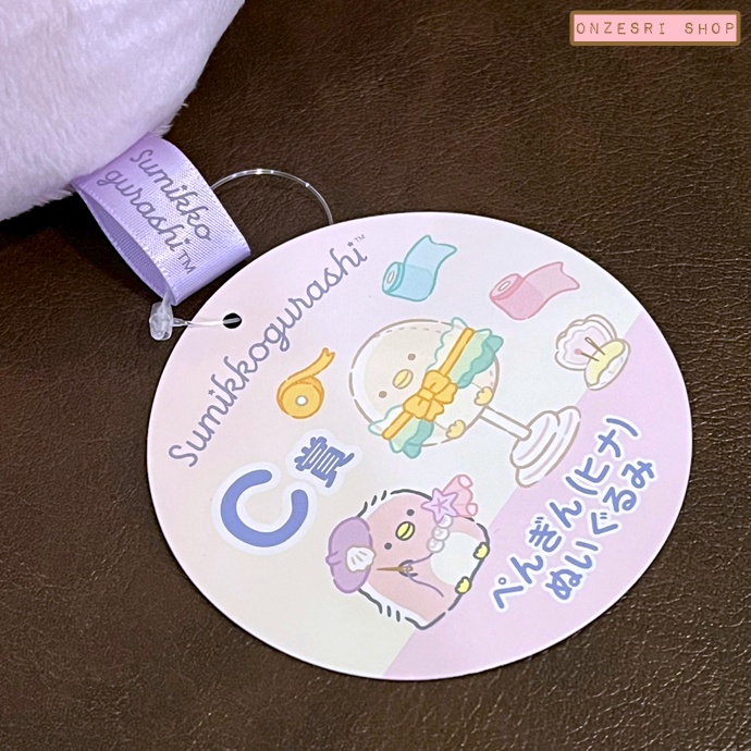 ตุ๊กตา Sumikko Gurashi Penguin Lagoon (Limited) แบบเพนกวินชมพู (Penguin Hina) ขนาด 25 x 20 x 13 ซม. ไม่มีขายทั่วไป เป็นแบบต้องลุ้นกับทางหน้าร้าน San-X ที่ญี่ปุ่นเท่านั้น