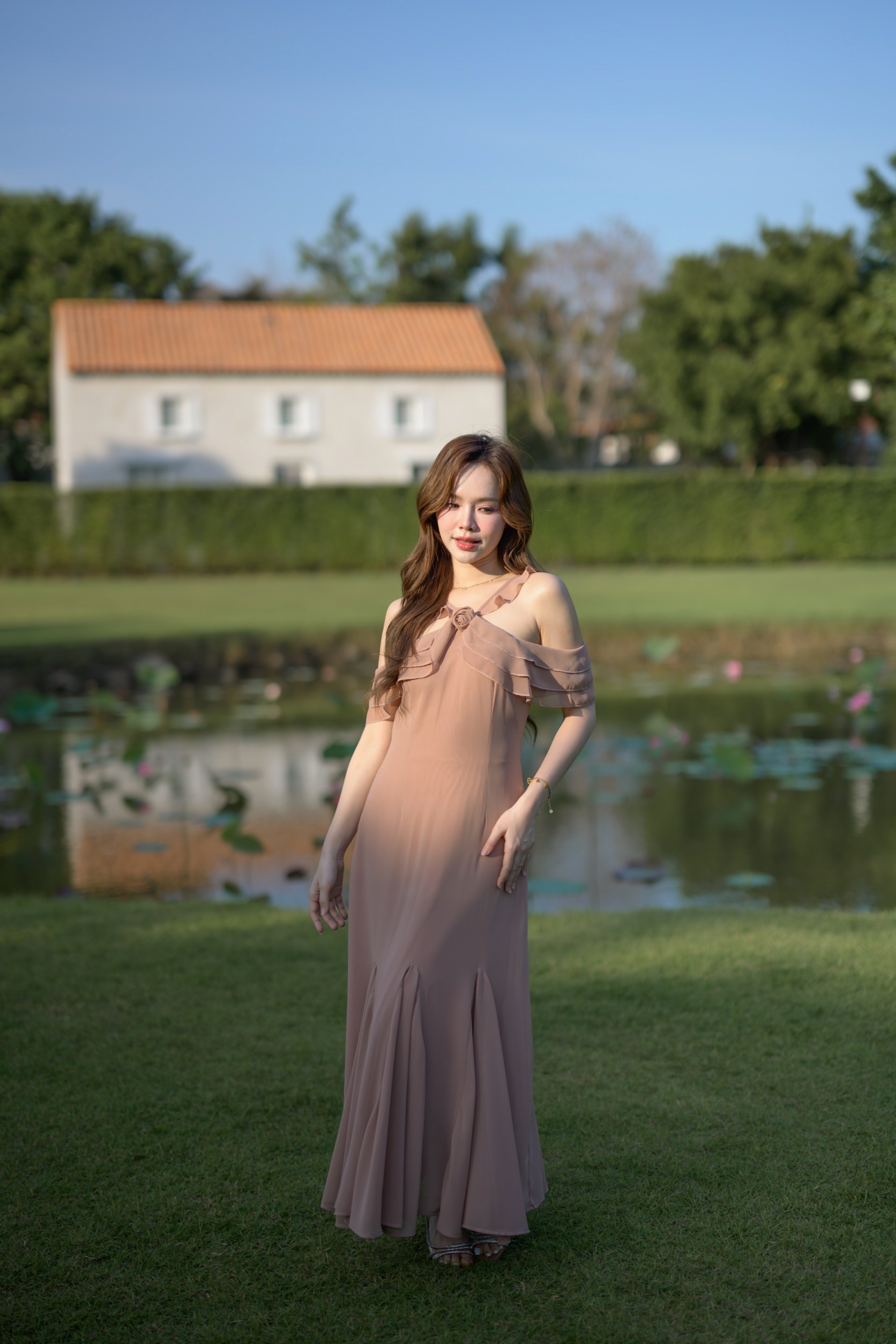 Fay Off-Shoulder Maxi Dress – Ovaltine สีโอวัลติน