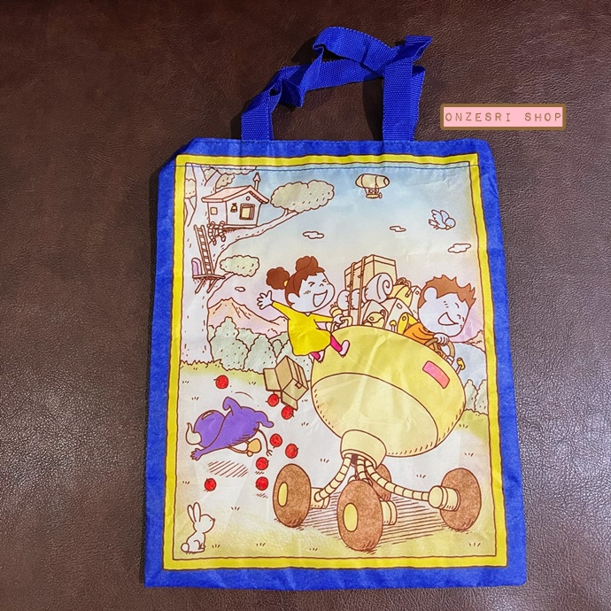 กระเป๋า Shinsuke Yoshitake Eco Bag จากญี่ปุ่น ทำเป็นแบบปกหนังสือภาพ มีหูหิ้ว สูงประมาณ 30 ซม. ทำจากผ้าร่มบาง ไม่หนา มี 4 แบบให้เลือก