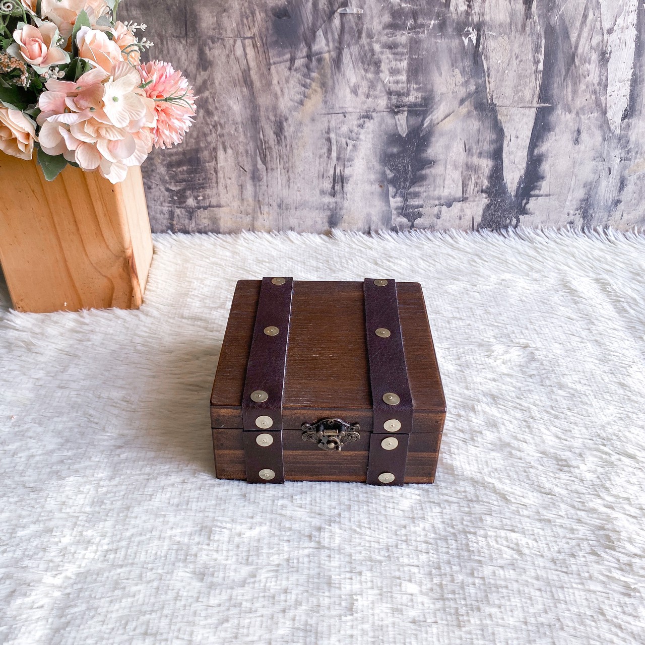 กล่องไม้ฝาล็อค ไซส์ S ตกแต่งหนัง (Wooden lock box, S size)