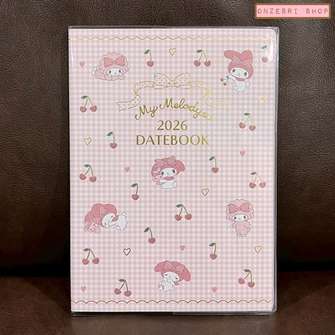 สมุด 2026 Schedule Book เล่มใหญ่ A5 ลาย My Melody ตารางชมพู ขนาด 16.6 x 22.4 x 0.8 ซม. (64 หน้า) มีให้จดตั้งแต่เดือน 10/2025 - 3/2027 เป็นปฎิทินแบบ monthly ช่องใหญ่ และมี sticker