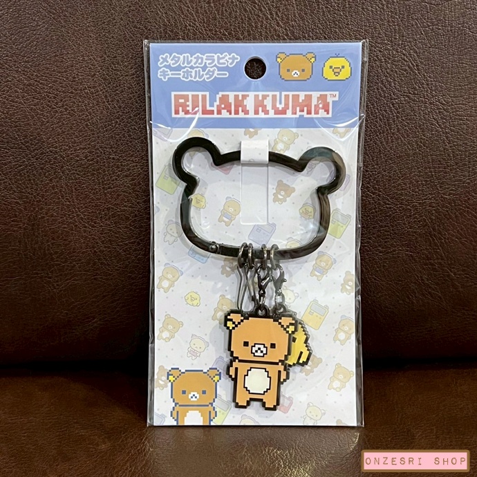 พวงกุญแจ Rilakkuma Gaming Collection Metal Carabiner ขนาด 14 x 7.5 ซม. ทำจากโลหะ มีห่วงไว้ห้อยได้ 2 ห่วง มี 2 แบบให้เลือก