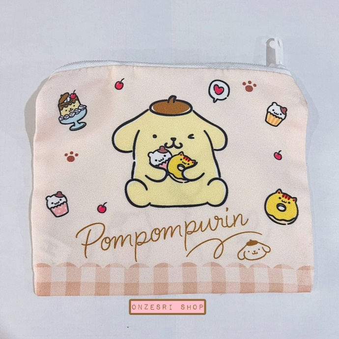 กระเป๋า Pompompurin Bag-Liked Pouch แบบสีน้ำตาลอ่อน ขนาด 14.5 x 11.5 ซม. ทำเป็นลายกระเป๋าน่ารัก มีซิปปิดเปิดด้านบน ทำจากผ้า