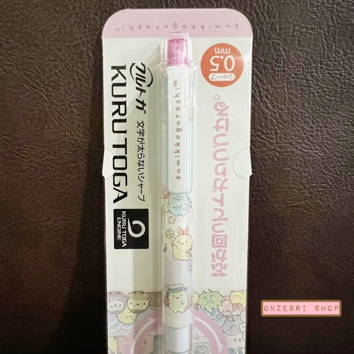 ดินสอกด Kurutoga ลาย Sumikko Gurashi สีชมพูอ่อน แบรนด์นี้ขึ้นชื่อด้านมีระบบเหลาไส้เองในตัวดินสอ ทำให้เวลาเขียนเส้นจะคมชัดตลอด